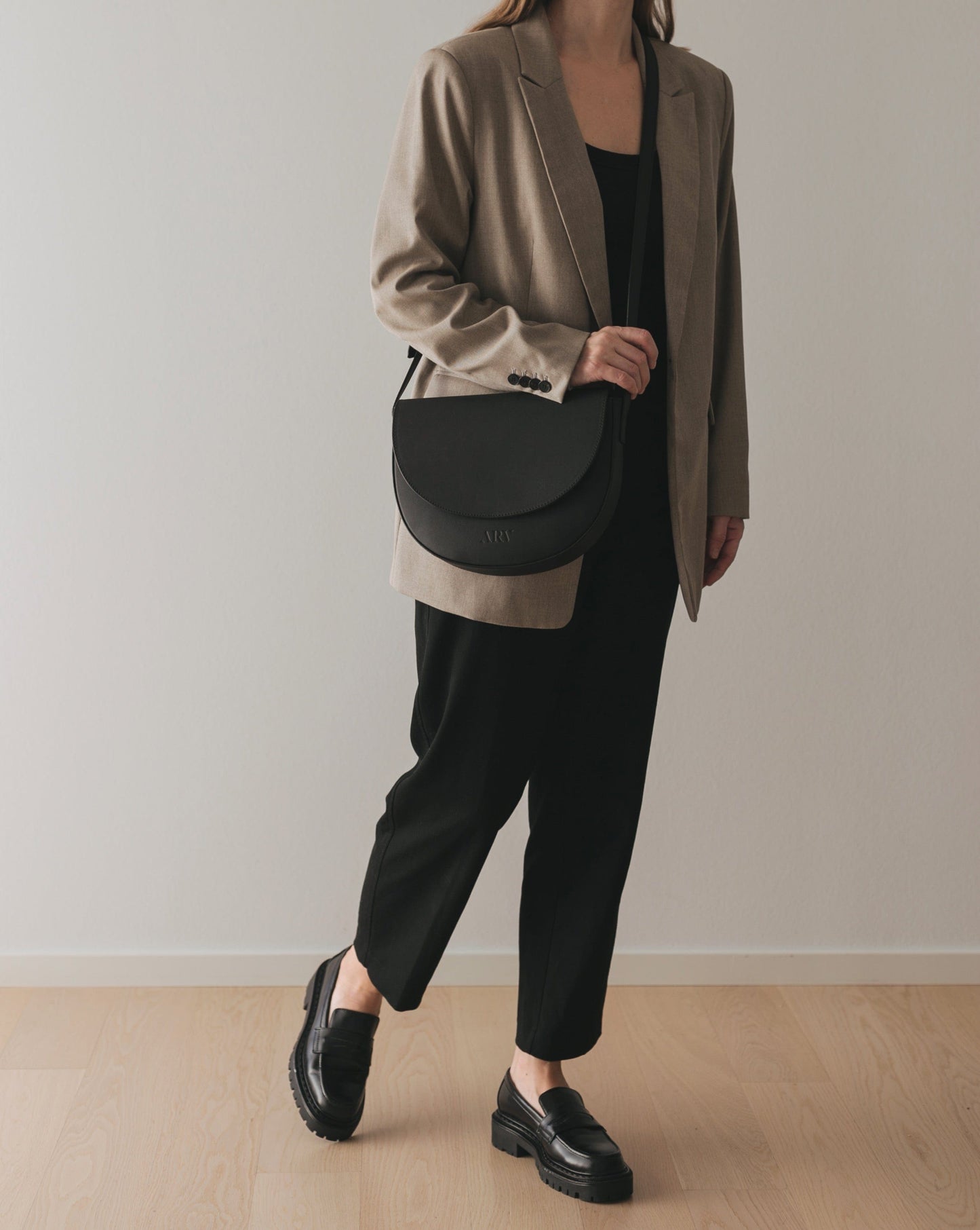 ARV Flo Crossbody - Svart