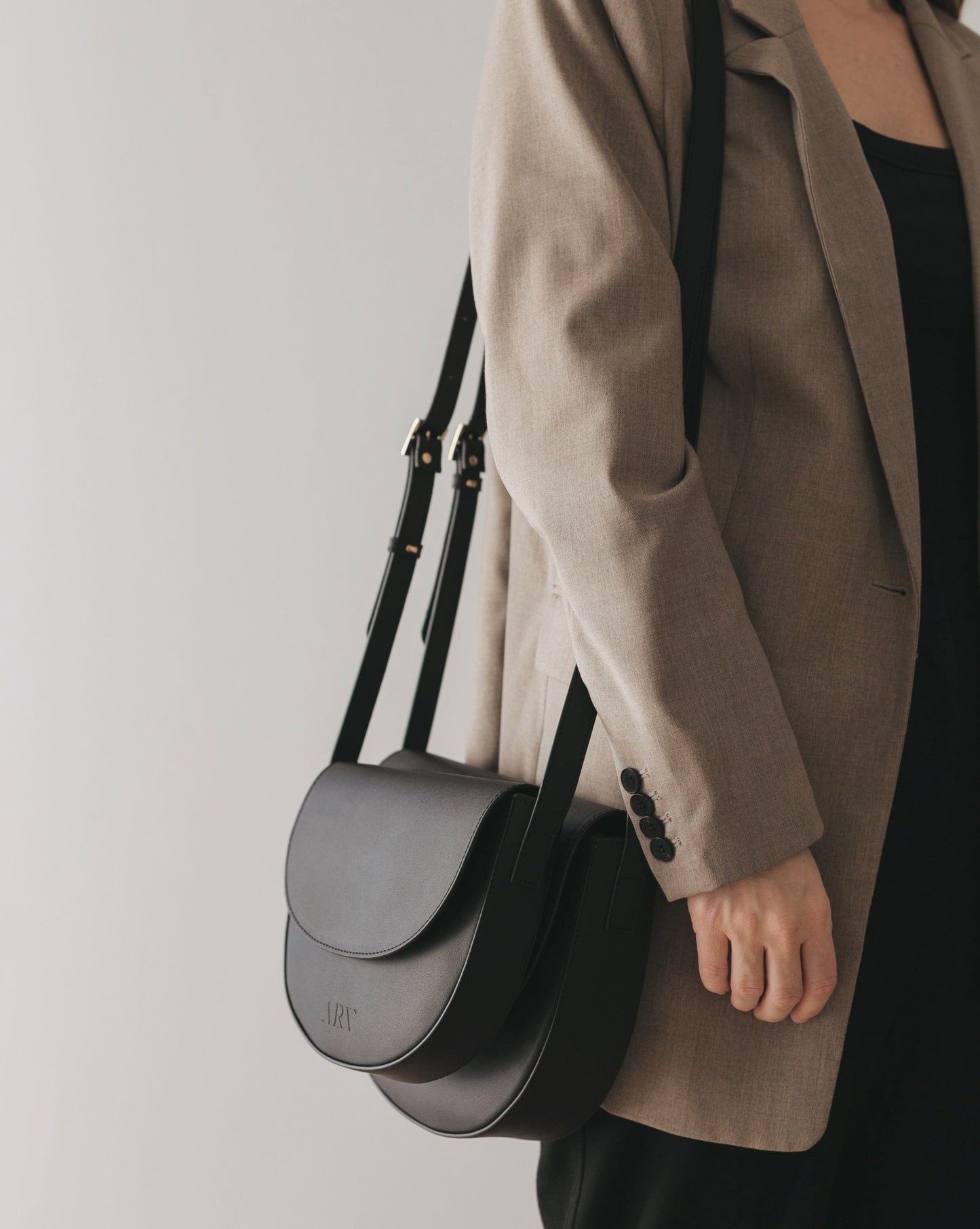 ARV Flo Crossbody - Svart