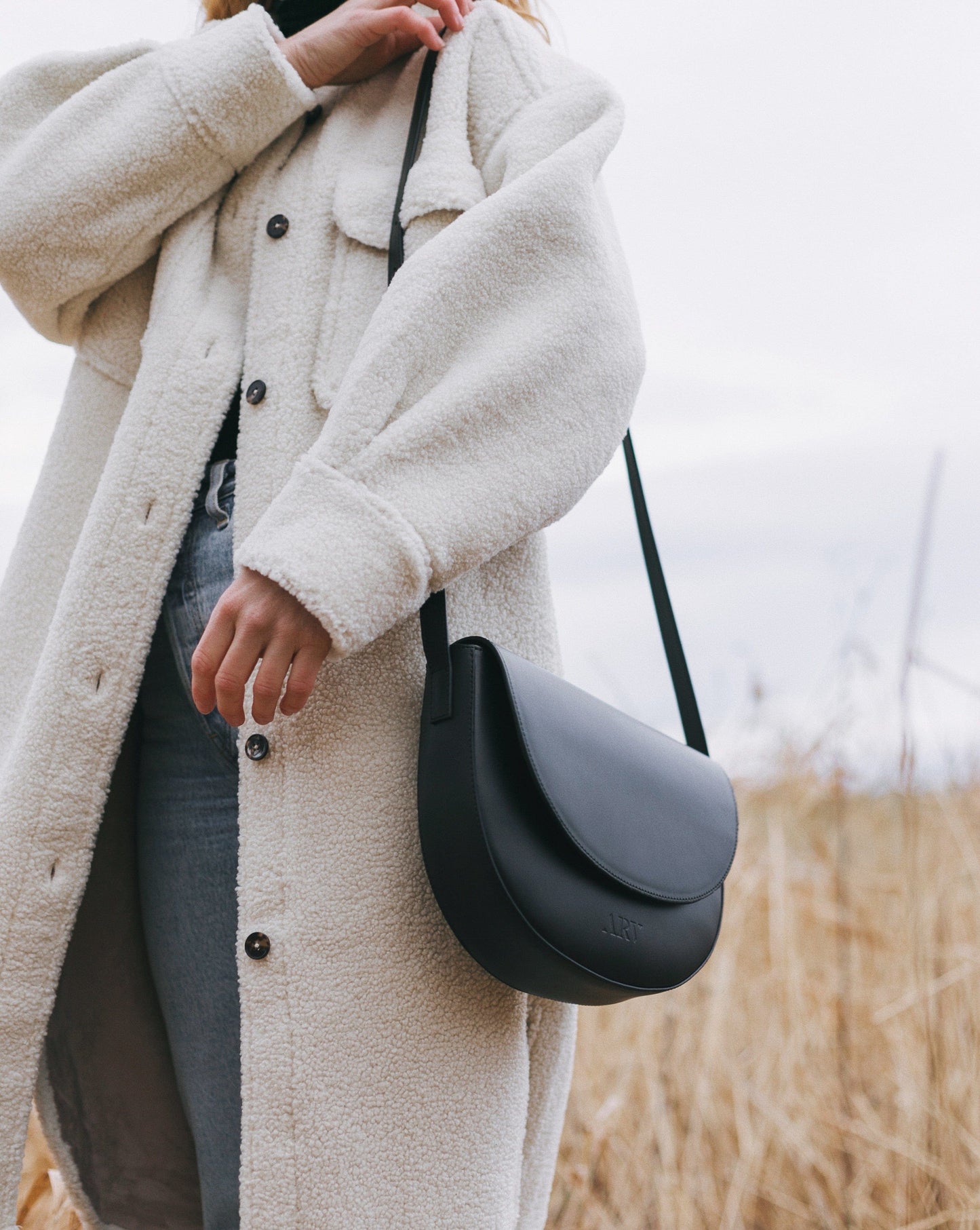 ARV Flo Crossbody - Svart
