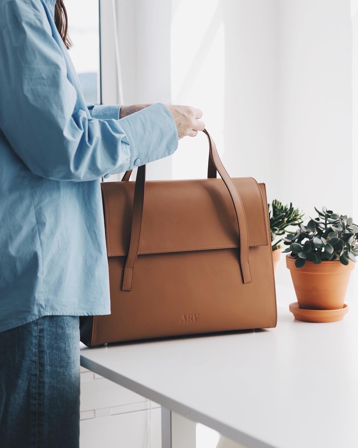 Adele Jobbveske Large - Saddle