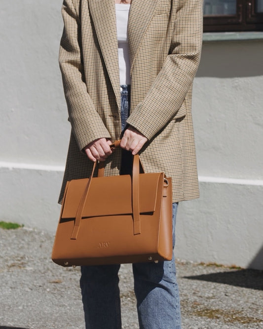 Adele Jobbveske Small - Saddle