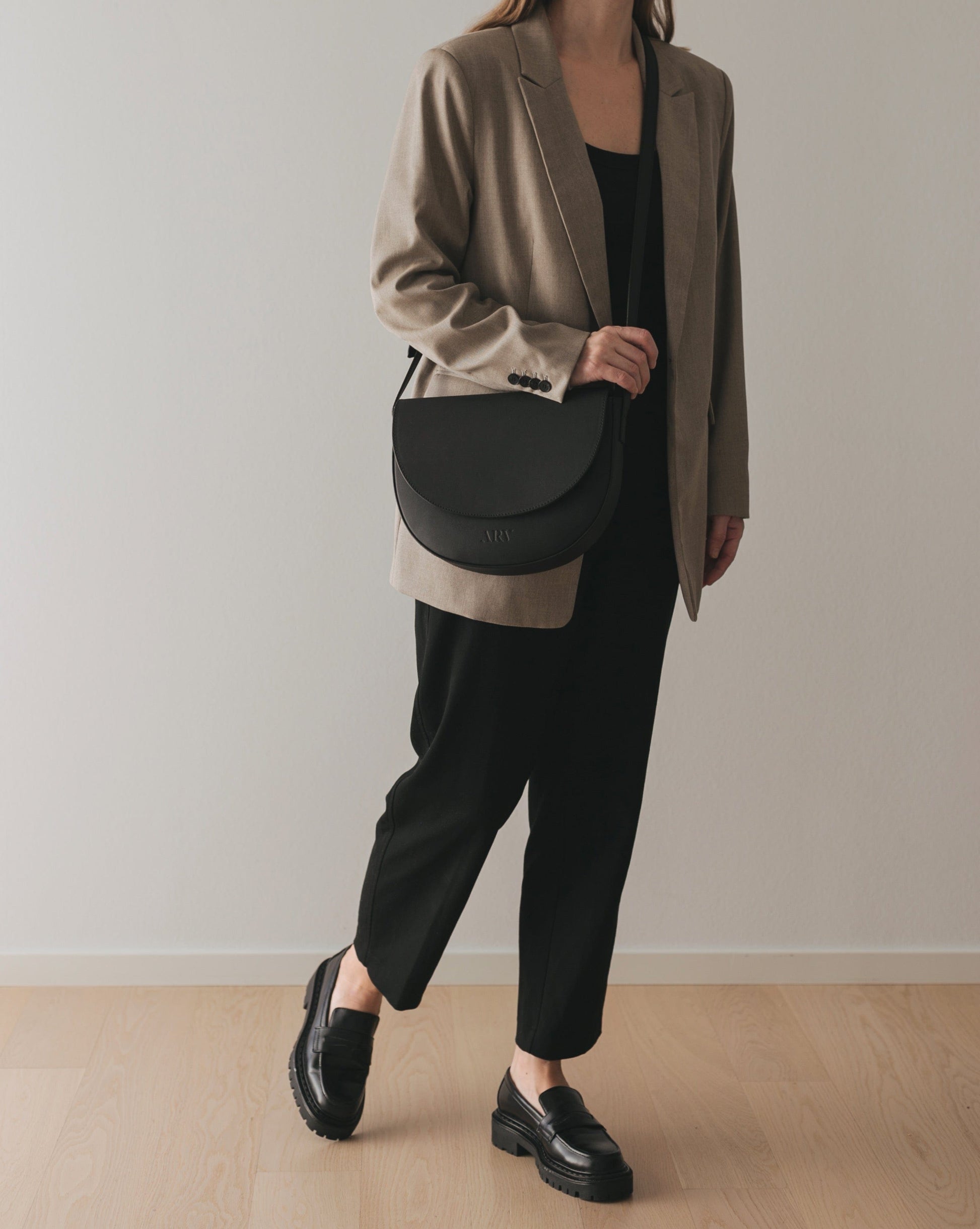 ARV Flo Crossbody - Svart