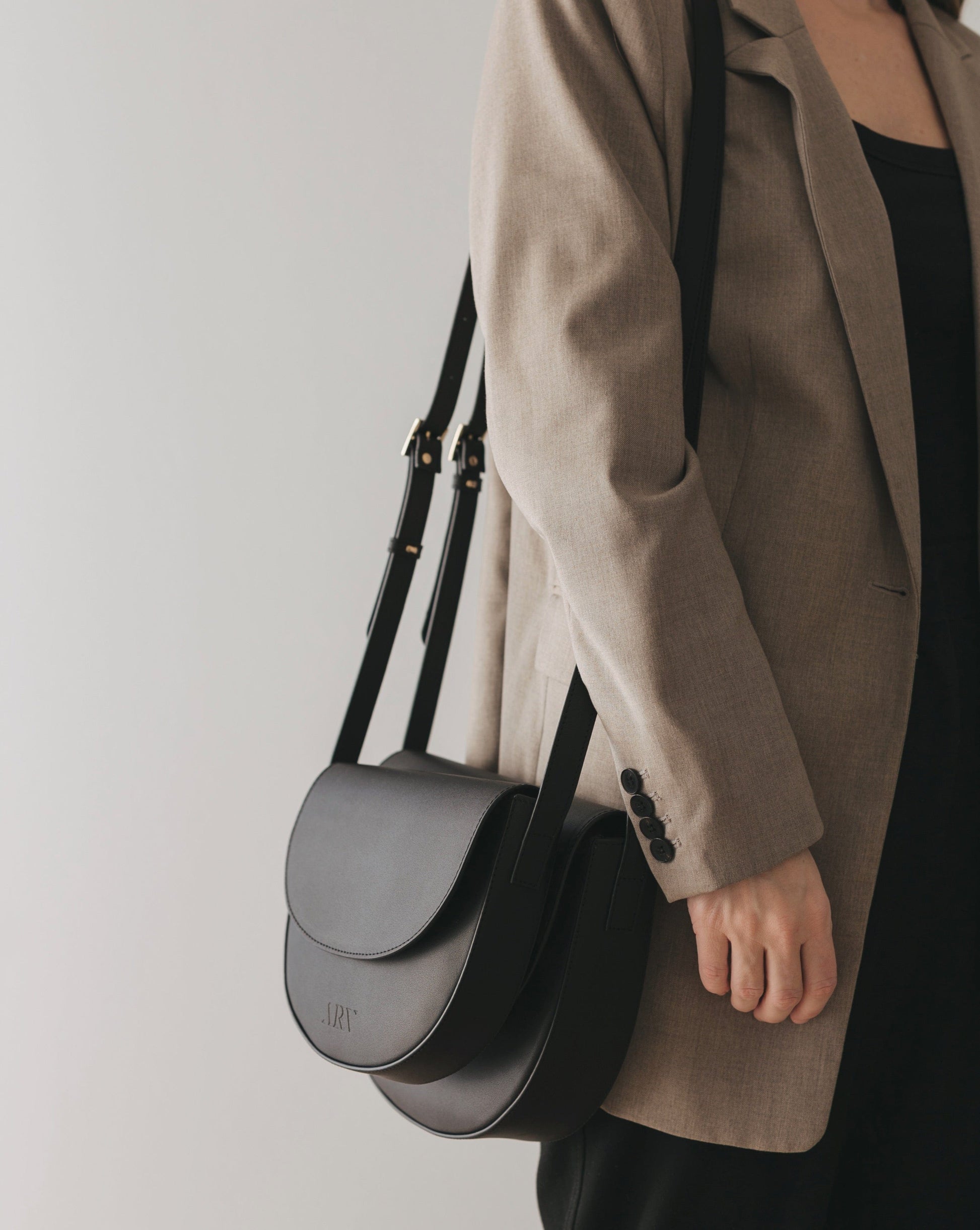 ARV Flo Crossbody - Svart